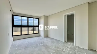 Foto de um cômodo interno com piso de concreto e grande janela.