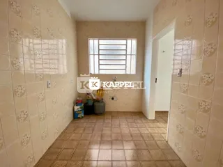 Hall de corredor com revestimento de azulejos nas paredes.
