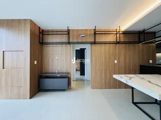 Interior de uma sala com revestimento de madeira e detalhes em metal.