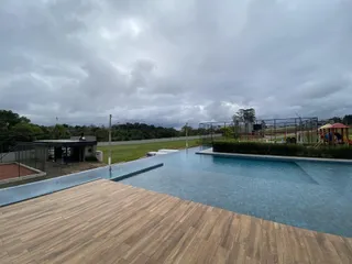 Esta é uma foto da área da piscina e do deck de madeira de uma propriedade.