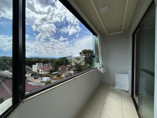 Vista da propriedade em Lajeado, Brasil através de uma grande janela.
