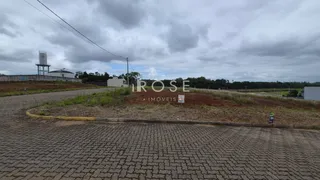Vista da propriedade com acesso de estrada no exterior.