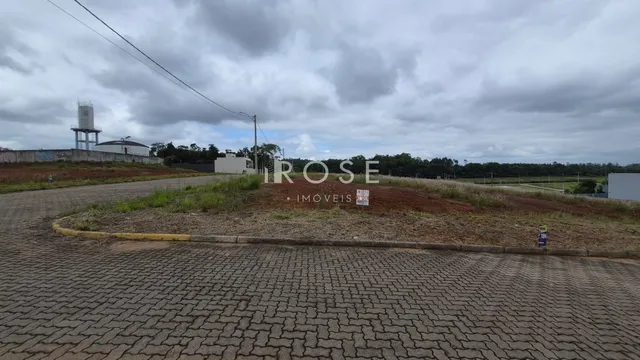 Vista da propriedade com acesso de estrada no exterior.