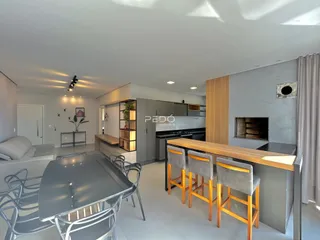 Ambiente de sala de estar e cozinha moderna em um imóvel.