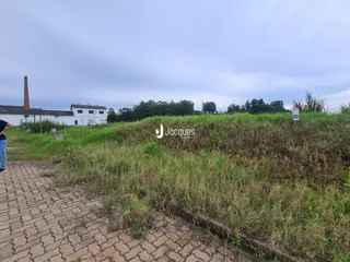 Campo de grama alto e área pavimentada em Lajeado.