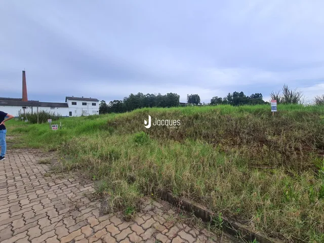 Campo de grama alto e área pavimentada em Lajeado.