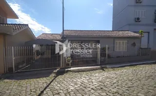 A fachada de uma residência em Lajeado, Brasil, com cerca de metal.
