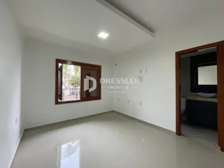 Vista interna de um ambiente com piso claro e paredes brancas.