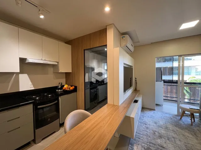 Interior de uma sala de estar com cozinha moderna em Lajeado, Brasil.