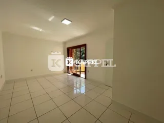 Foto de um ambiente interno com piso de cerâmica e paredes brancas.