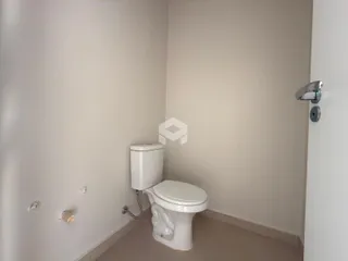 Foto de um banheiro interno com vaso sanitário branco.