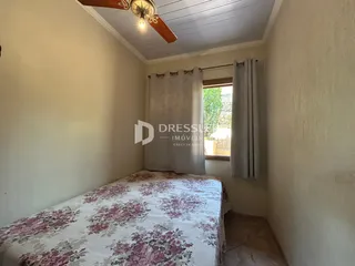 Quarto com cama e janela em um imóvel no Brasil.