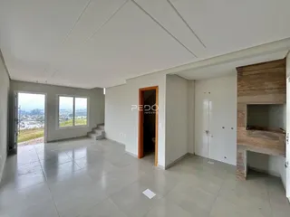 Sala de estar com piso de cerâmica e acesso à área externa.