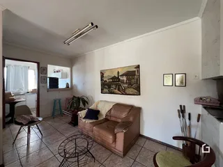 Sala de estar com sofá e piso de cerâmica em uma residência no Brasil.