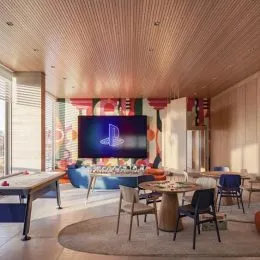 Sala de estar com tela de televisão montada na parede e teto texturizado.