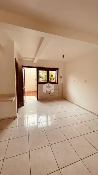 Vista interna de um corredor com piso de cerâmica clara.