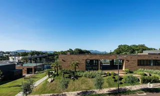 Fachada de uma residência moderna com jardim e vista em Lajeado.