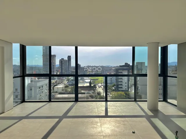 Vista panorâmica da cidade de Lajeado a partir de uma área interna com grandes janelas.