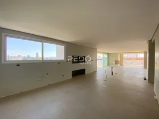 Vista interna de um espaço amplo com grande janela em uma propriedade em Lajeado.