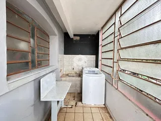 Hall de corredor com piso de cerâmica e janelas.