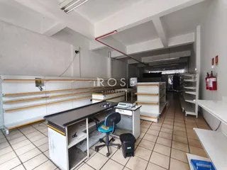 Hall de corredor com estantes brancas e piso de cerâmica.