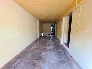 Vista de um corredor interno de uma propriedade.