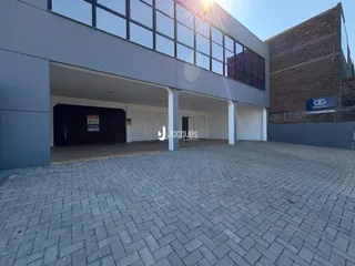 Fachada de um prédio moderno com área de acesso pavimentada em Lajeado, Brasil.