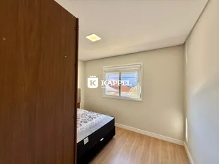 Este é um quarto com cama e janela em um imóvel.