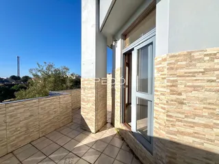 Vista da fachada de uma residência em Lajeado, Brasil, mostrando a área externa.