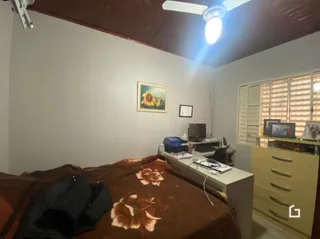 Quarto com cama e teto de madeira em um imóvel.