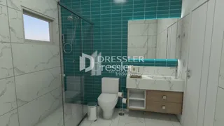 Foto de um banheiro com revestimento de azulejo branco e box de vidro.