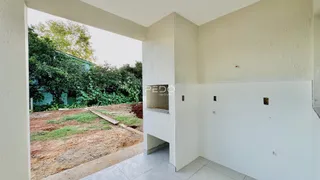 Vista de um interior com abertura para o jardim externo.