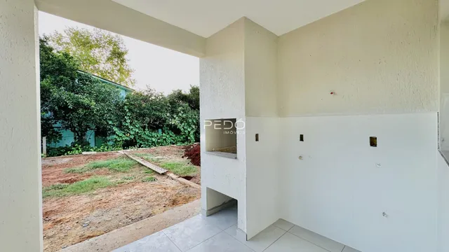 Vista de um interior com abertura para o jardim externo.