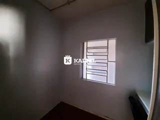 Vista de um corredor com uma janela.