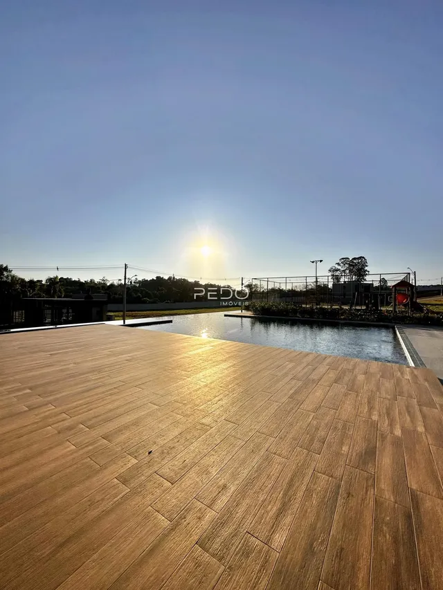 Vista de uma área externa com deck de madeira e corpo d'água em Lajeado.