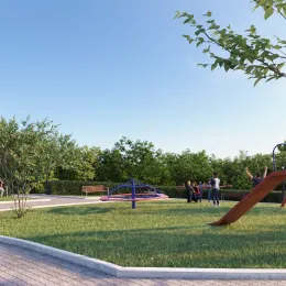 Vista externa de um jardim com grama e um escorrega.