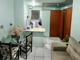 Vista interna de uma área comum com bancada e móveis em um imóvel em Lajeado.