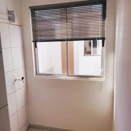 Vista de uma janela interna com persianas em um imóvel em Lajeado.