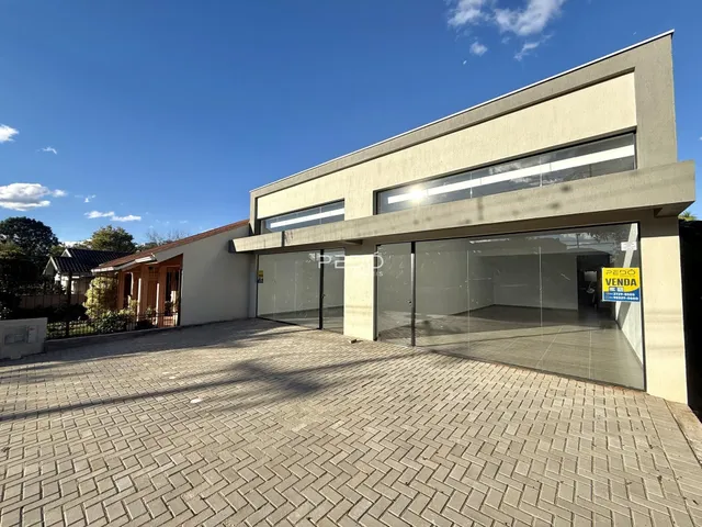 Fachada moderna de uma residência em Lajeado, Brasil, com área pavimentada.