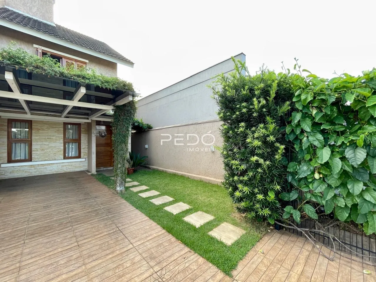 Vista da fachada de uma residência com jardim e área externa em Lajeado.