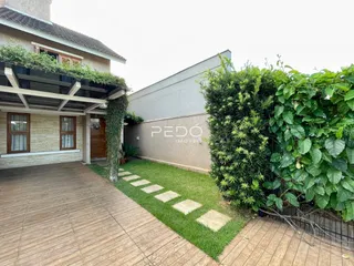 Vista da fachada de uma residência com jardim e área externa em Lajeado.