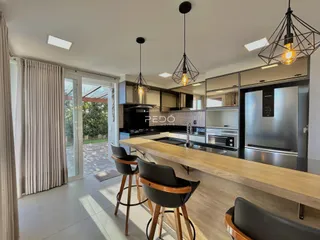 Vista da cozinha e sala de jantar de um imóvel em Lajeado, Brasil.