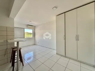 Ambiente interno com piso de cerâmica e armários em uma sala de estar.
