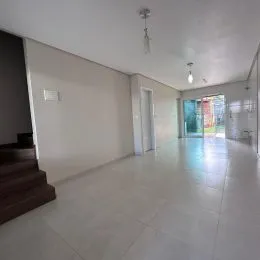 Foto de um corredor interno com paredes brancas e piso claro.
