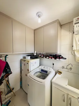 Interior da cozinha com armários e eletrodomésticos brancos.