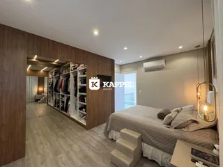 Quarto com cama grande e armário de madeira em ambiente moderno.
