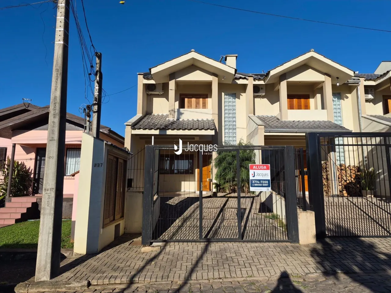 Fachada de uma casa em Lajeado, Brasil com portão de ferro.