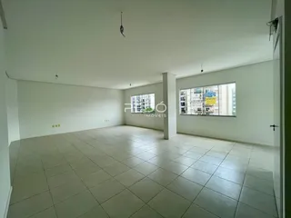 Ambiente interno amplo com piso de cerâmica claro.