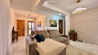 Sala de estar com sofá e decoração moderna em um imóvel no Brasil.