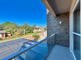 Vista da fachada e varanda de uma residência em Lajeado, Brasil.
